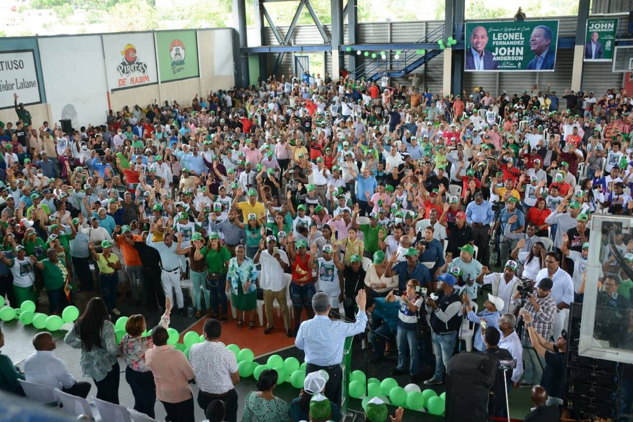Leonel Fernández juramenta miles de personas en Samaná