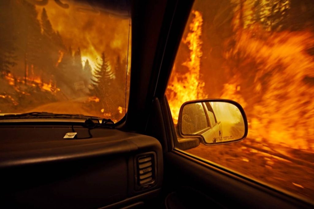 Los incendios forestales siguen surgiendo devastadores en todo el mundo a una escala sin precedentes, desde el oeste norteamericano -donde algunas de las secuoyas más antiguas del mundo se interponen en el camino de las llamas- hasta Grecia, la península ibérica, Siberia y Australia. Aquí, un camión atraviesa un incendio forestal cerca de Seeley Lake, Montana, donde un incendio ha superado una carretera.FOTOGRAFÍA DE MARK THIESSEN, NATIONAL GEOGRAPHIC IMAGE COLLECTION