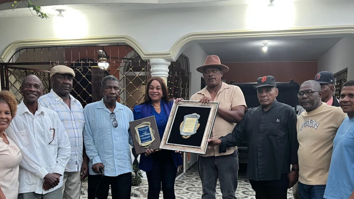 Imagen relacionada con: Alcaldesa de Hatillo, San Cristóbal, recibe reconocimiento por la Federación de juntas de vecinos