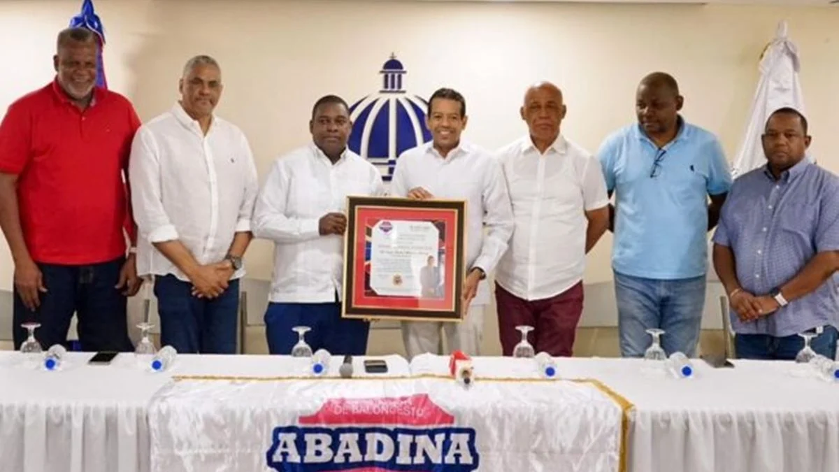 Imagen relacionada con: Abadina anuncia torneo de Segunda División U25 por la Copa SeaboardEdwin Castillo entrega placa a Stalin Alcántara y le dedica justa se celebrará con 20 equipos