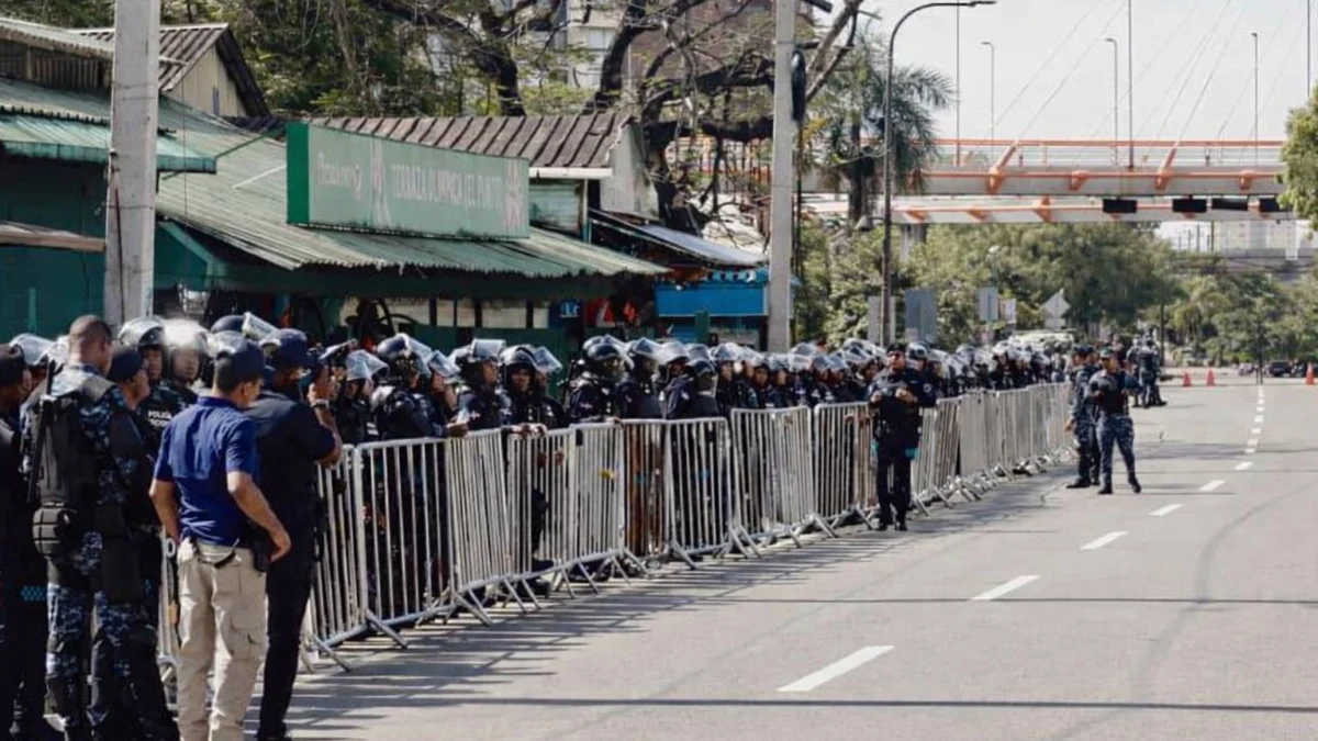 Desalojo forzoso en Teleofertas paraliza la intersección de las avenidas Máximo Gómez y 27 de Febrero