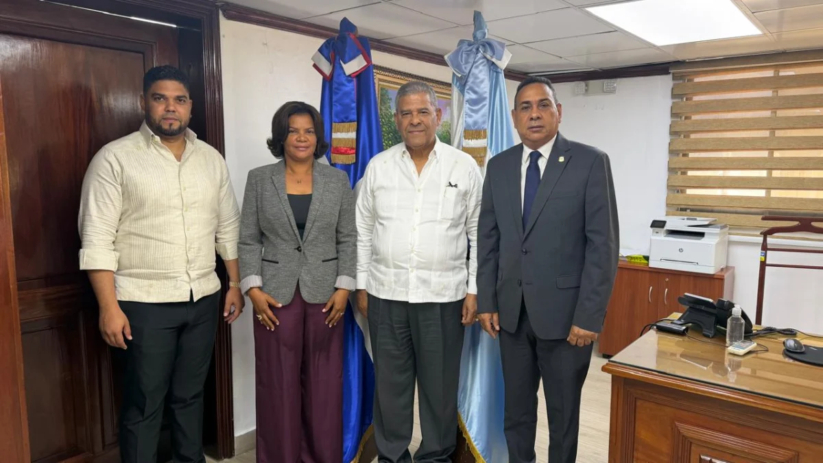 Imagen relacionada con: Senador Pedro Tineo y gobernadora Rafaela Javier coordinan acciones con el IAD para resolver asentamientos de parceleros en Monte Plata